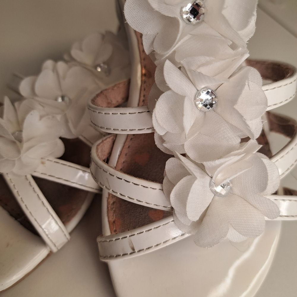 White Flower Jewel Sandals Easter Summer - Picture 2 of 4